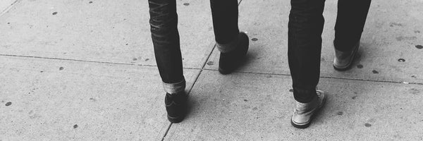 2 People walking sync black and white Entrainment body rhythm